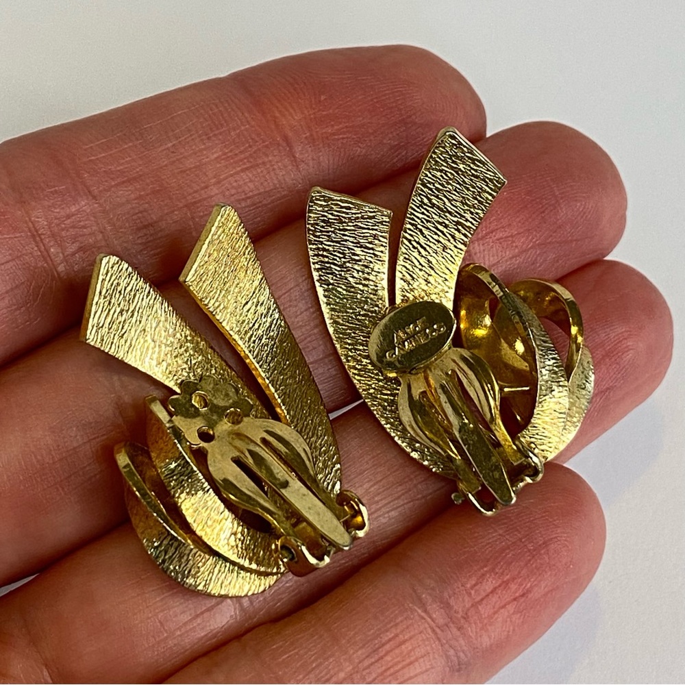Alice Caviness Gold Tone Modernist Swirl Clip On Earrings Vintage Jewelry - Picture 6 of 12